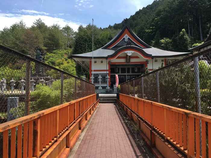 Warm scene of delivering serious prayer at the Shikoku 88 temples