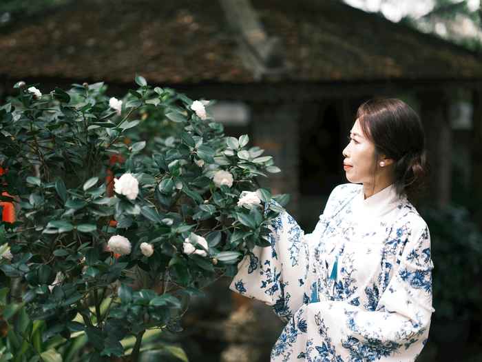 お遍路の白衣・装束を身につけた巡礼者のイメージ