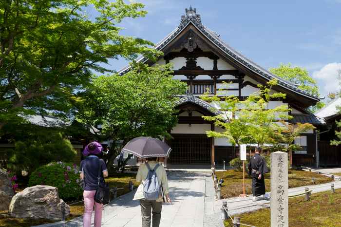 お寺を訪れる参拝者の風景
