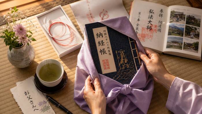 本物の納経帳という一冊を大切な人に届ける家族の温かいシーン