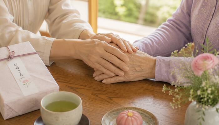 高齢の親が心から喜ぶ贈り物を象徴する親と子の手